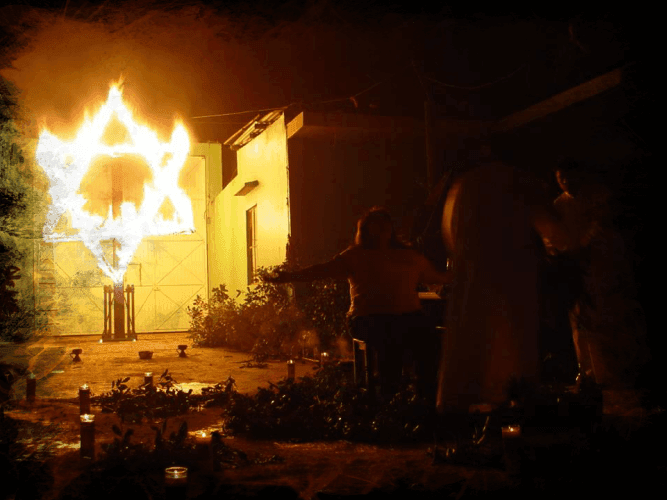 Ritual nocturno con fuego y sombras